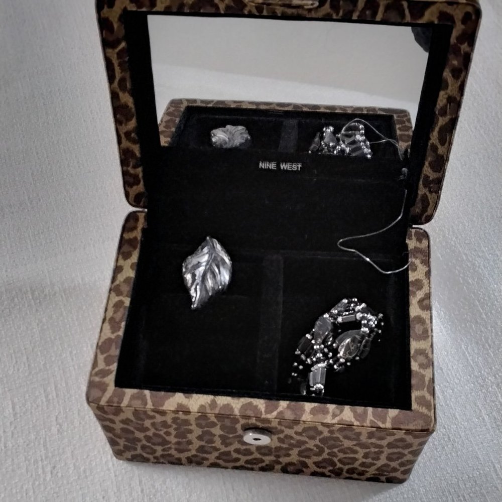 Nine West Jewelry Small Treasure Box Cheetah Pattern Velvet interior Mirror 009